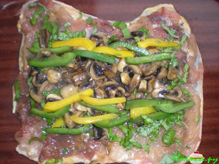 Рулет куриный с грибами и болгарским перцем в меду