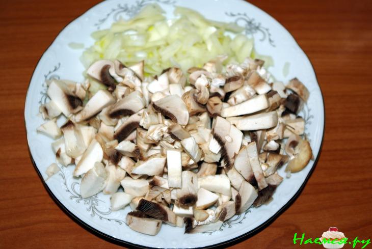 Куриный суп-лапша с потрохами, грудкой и грибами