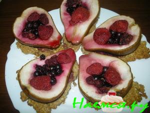 Груши с ягодами