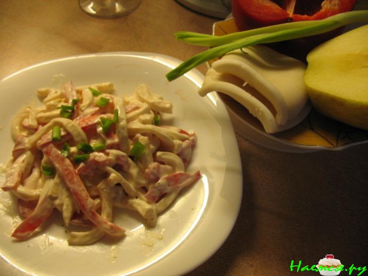 Салат с кальмарами и зеленым яблоком