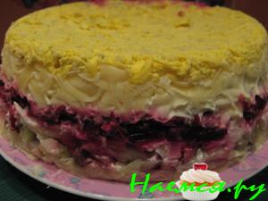 "Селедка под шубой" с яблоком и маринованным луком