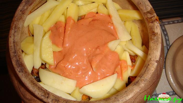 Жаркое свиное в горшочке