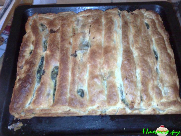 Слоеный пирог со шпинатом и сыром сулугуни