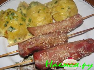 Свинина на шпажке с печёным картофелем