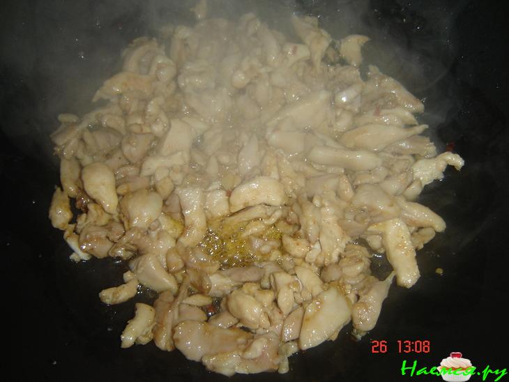 Куриное мяско с пекинской капустой и рисовой лапшой в воке