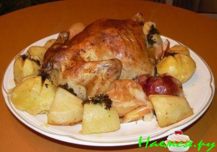 Курица, запечённая с яблоками в фольге
