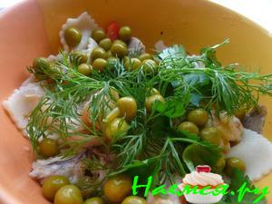 Салат с курицей, овощами и макаронами 