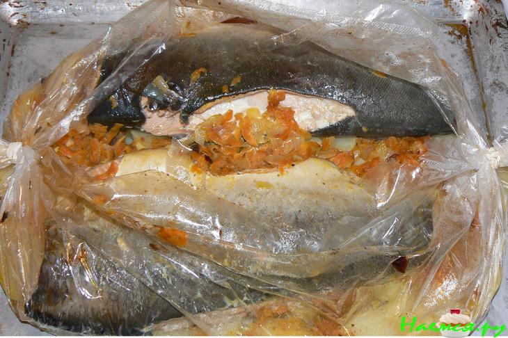 Горбуша на овощной подушке (в кулинарном рукаве) Горбуша на овощной подушке (в кулинарном рукаве)