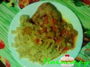 Тушеный цыпленок под кабачками