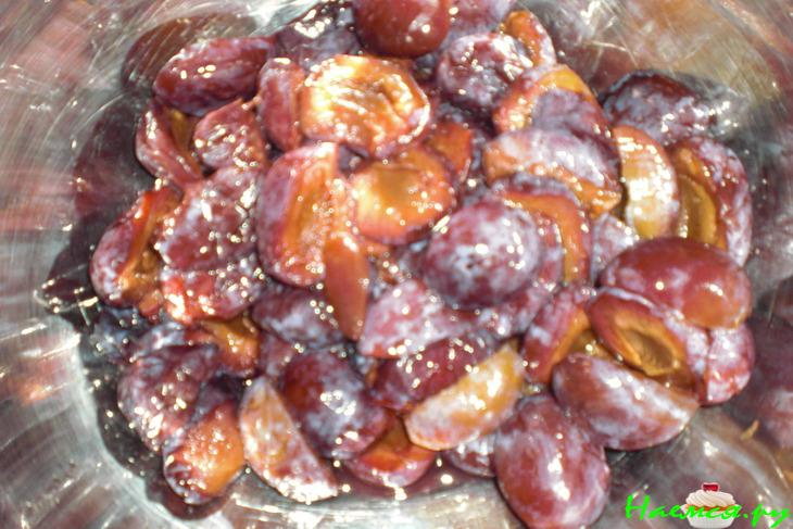 Пирог сливовый с творожной начинкой