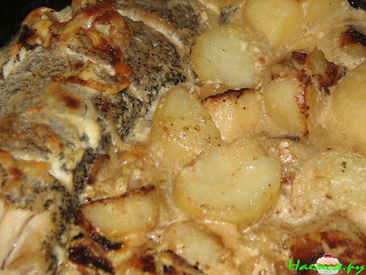 Щука под сметанным соусом с молодым картофелем