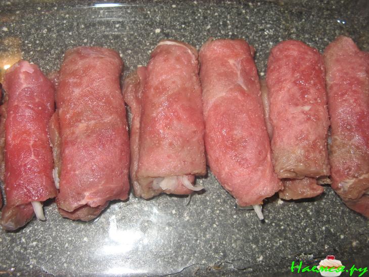 Рулетики из говядины с квашенной капустой в сметанном соусе