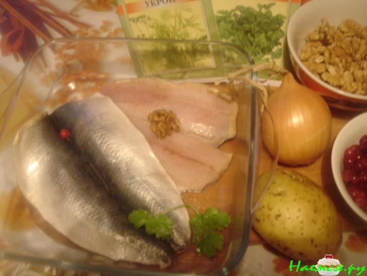 Запеченные рулетики из свежей сельди с брусникой