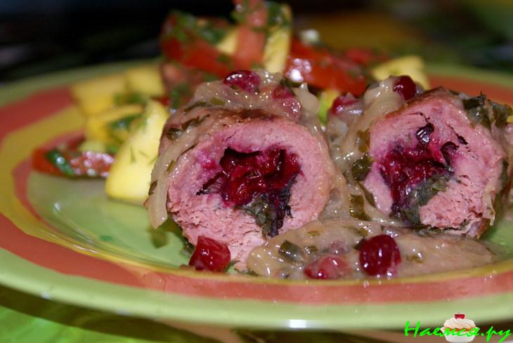 Рулеты из телятины с клюквой
