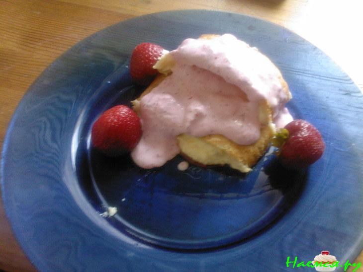 Творожный рулет с клубничным соусом