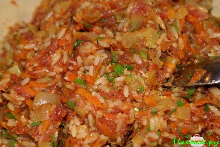 Маленькие голубцы в свекольных листьях