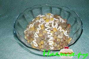 Шпротный салат с белой фасолью и кукурузой