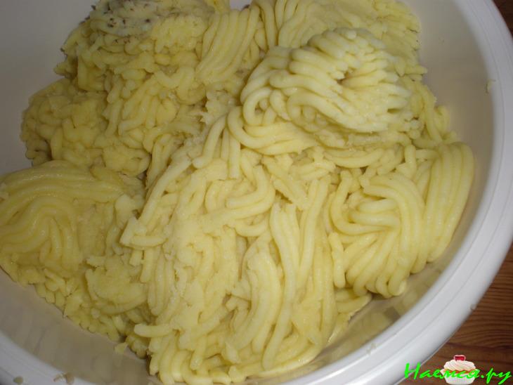 Картофельные котлеты с подливкой из сушёных грибов