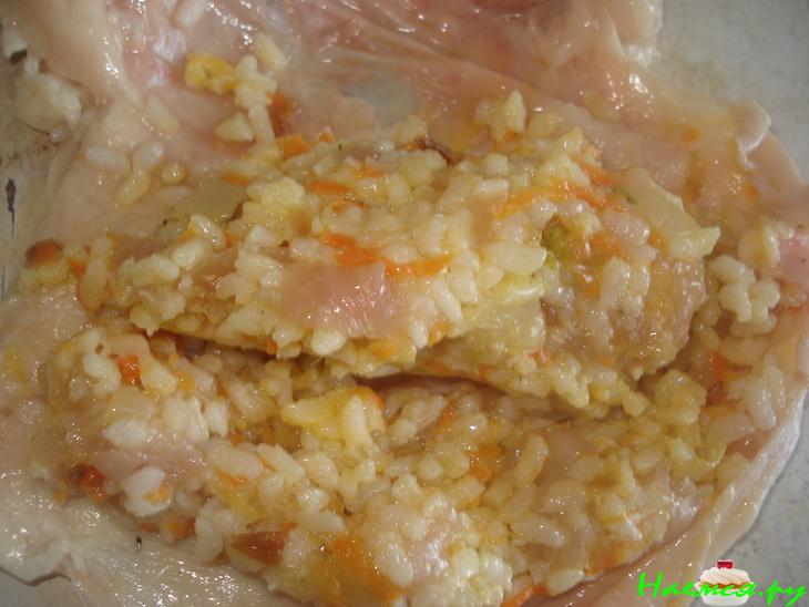 Голубцы в куриных шкурках на овощной подушке