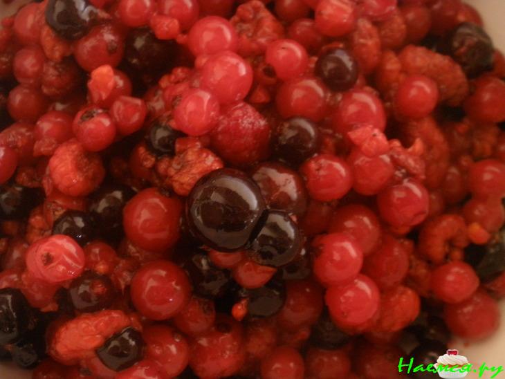 Летний кремовый легкий десерт из йогурта и ягодного желе