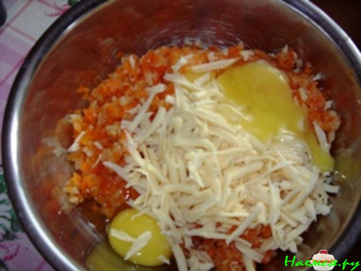 Морковно-сельдерейная запеканка с беконом и сосисками