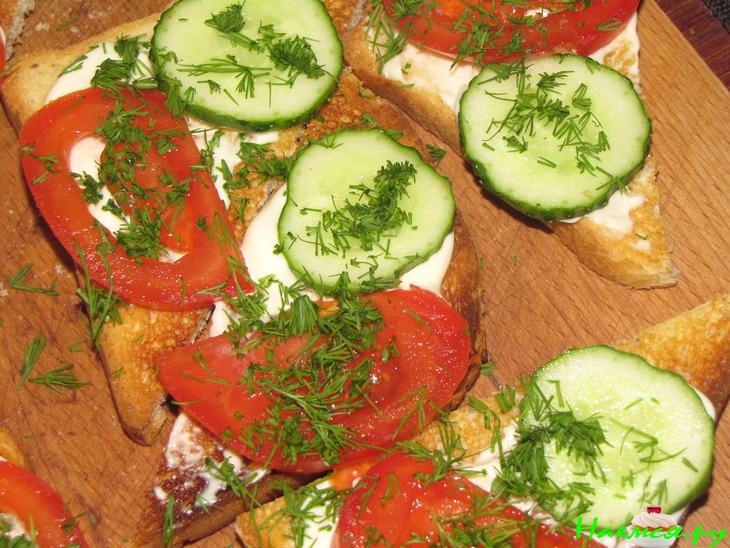 Быстрый и простой салат для пикника с тостами