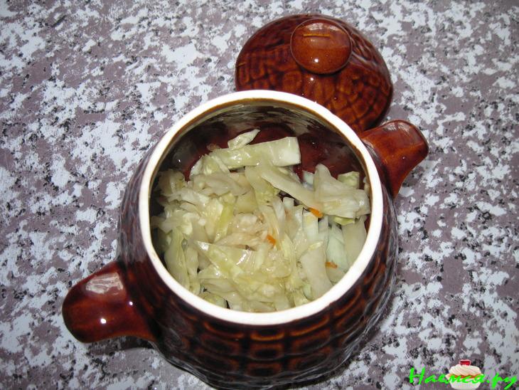 Жаркое с котлетой в горшочке