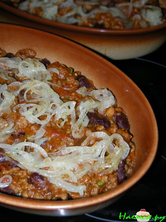 Мясная запеканка с фасолью под сырным соусом