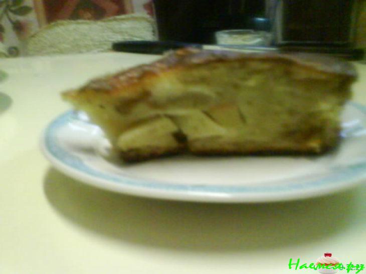 Шарлотка на сметане с яблоками и корицей