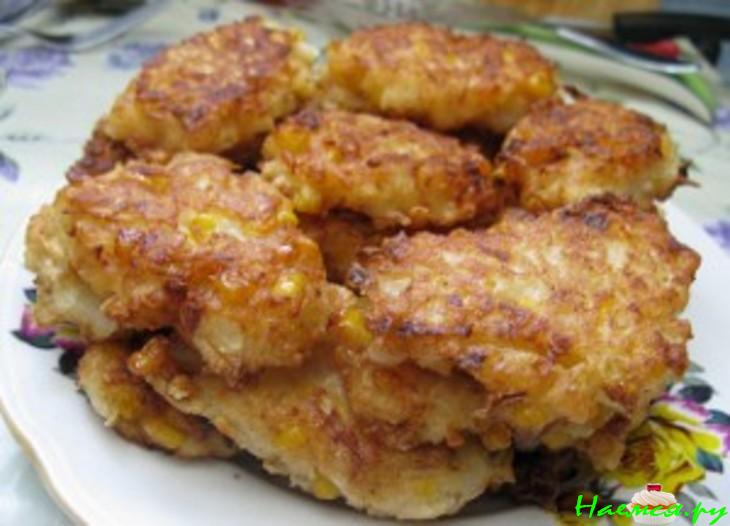 Постные луковые котлеты с грибным соусом