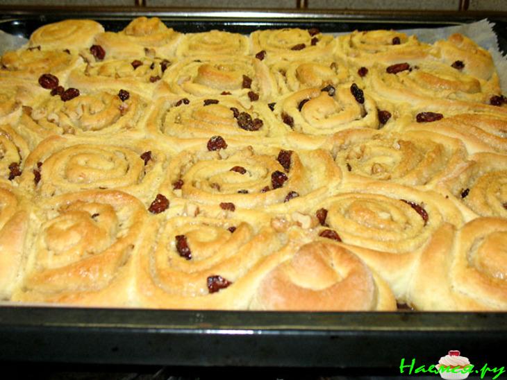 Перевёрнутый пирог из розеток, с изюмно-ореховой корочкой