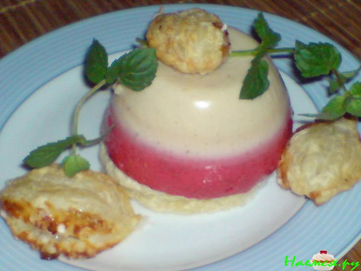 Пирожное из слоеного теста и бананово-малинового суфле