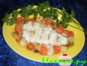 Рыба с овощами под соусом