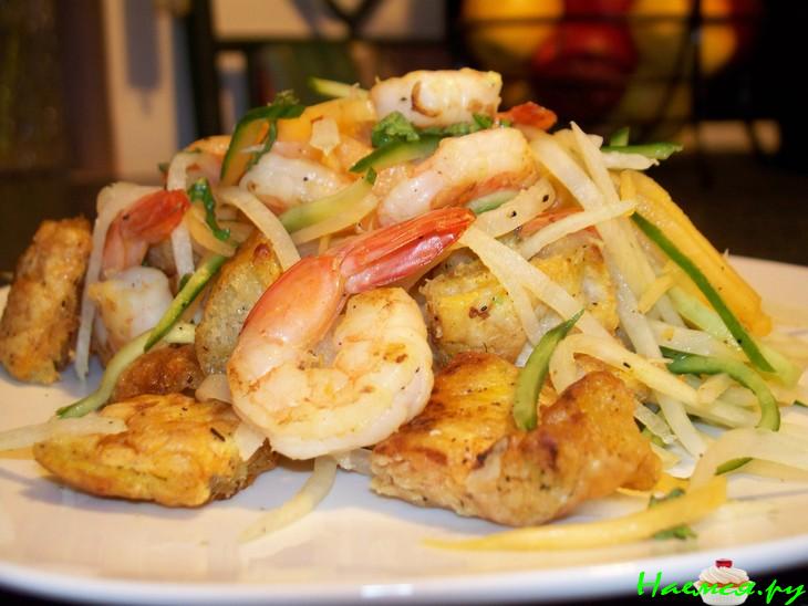 Салат с креветками и мятой