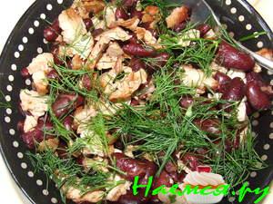 Теплый салат со свиной вырезкой и красной фасоли