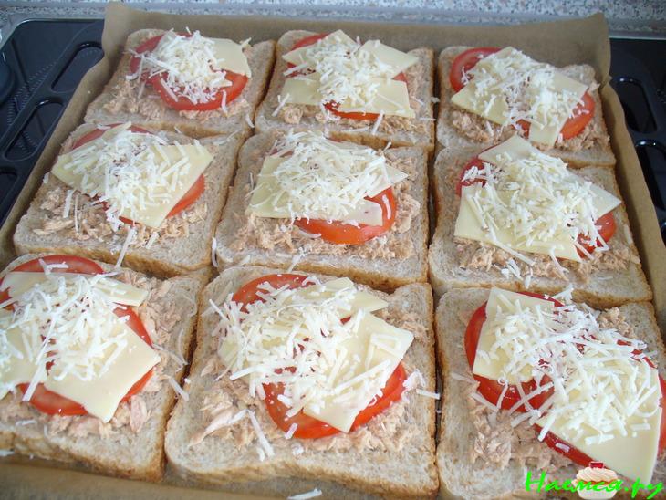 Бутерброды с тунцом, помидором и сыром