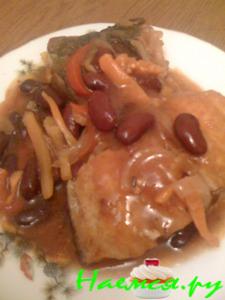 Толстолобик с фасолью под томатным соусом