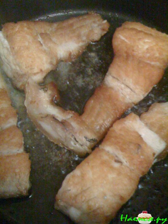 Толстолобик с фасолью под томатным соусом