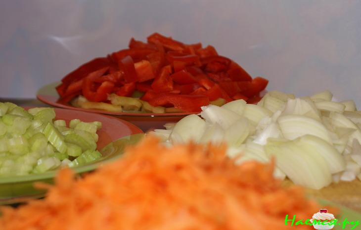 Курица в овощной подливе со сметаной