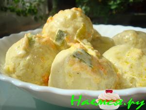 Картофельные кнедли с начинкой и соусом