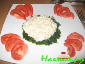 Крабы на подушке из шпината