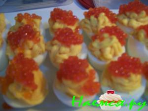 Яйца фаршированные с красной икрой Яйца фаршированные с красной икрой