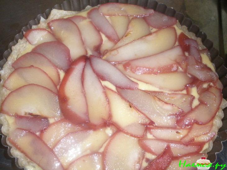 Миндальный тарт с винными грушами