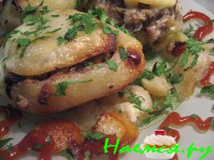 Ароматный запеченый фаршированный картофель со свининой, грибами и копченым салом