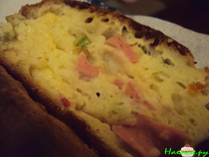 Вкусный заливной пирог с колбасой и сыром к завтраку