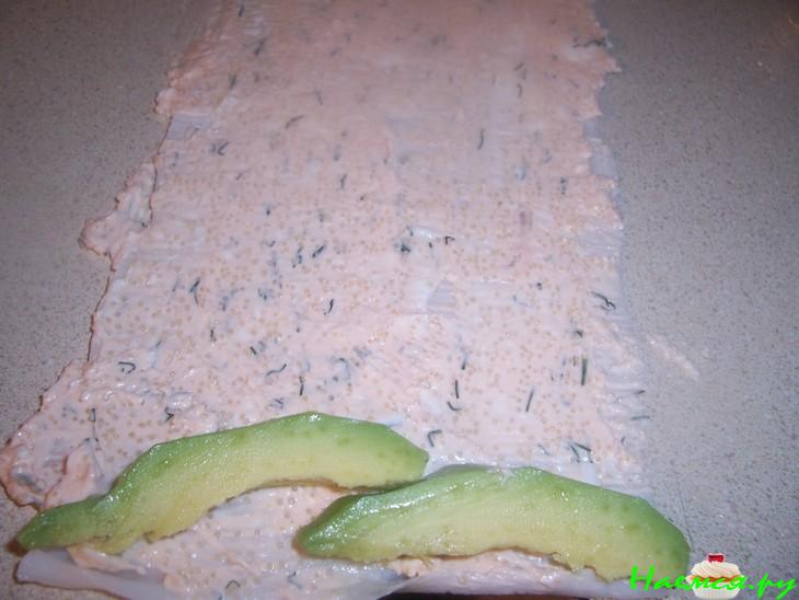 Крабовые палочки с копченым лососем и авокадо