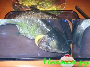 Запеченный толстолобик с мочеными яблоками