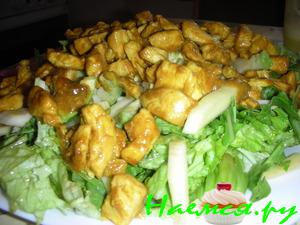 Салат с курицей, манго и авокадо