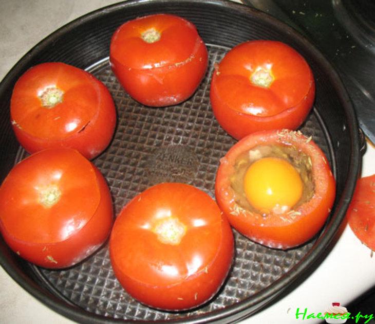 Печёные помидоры с курицей и яйцом