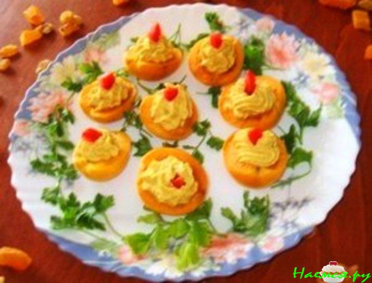 Тунец в половинках абрикосов